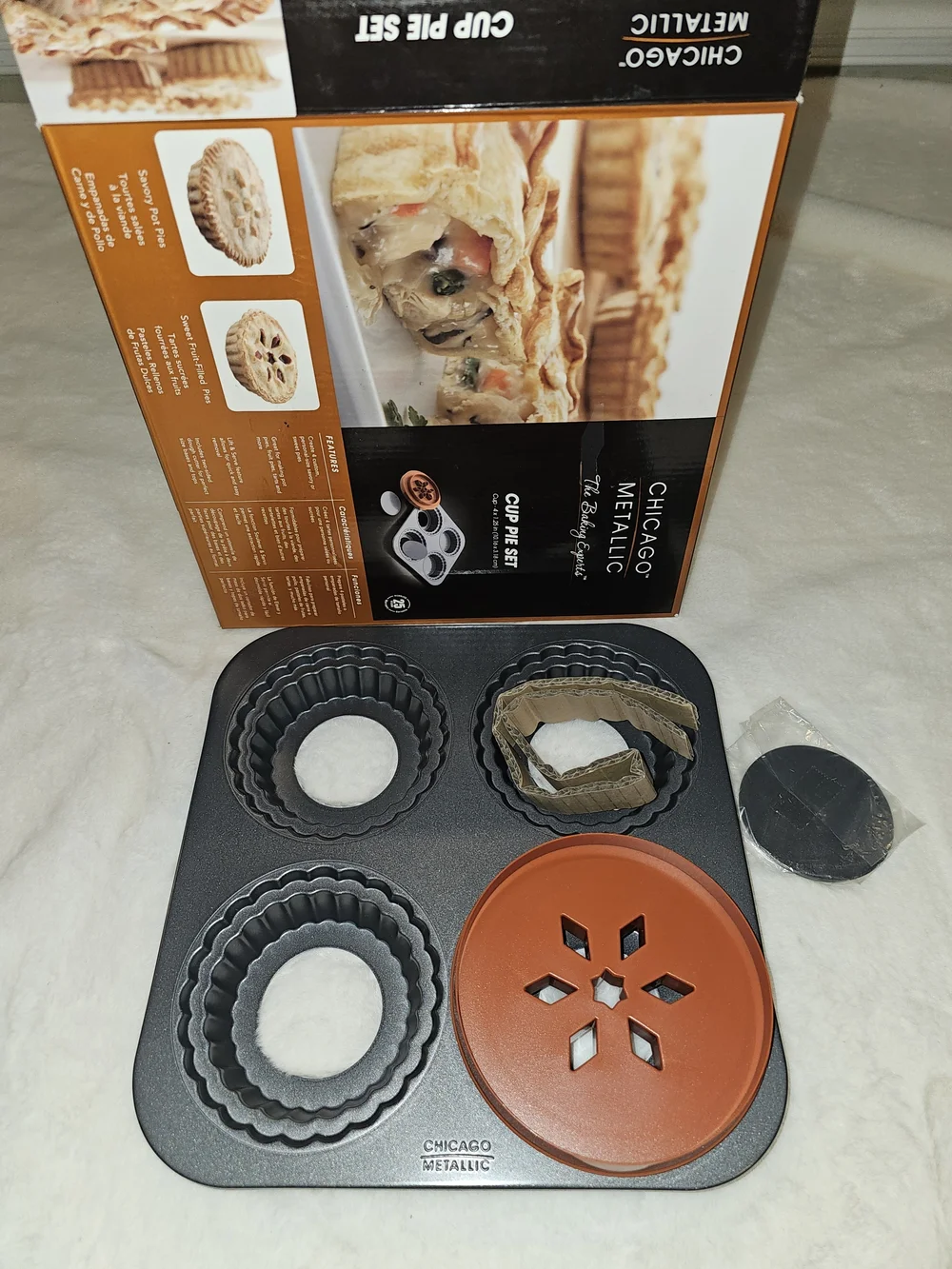 Chicago Metallic  4 Cavity Non Stick Cup Pie Set